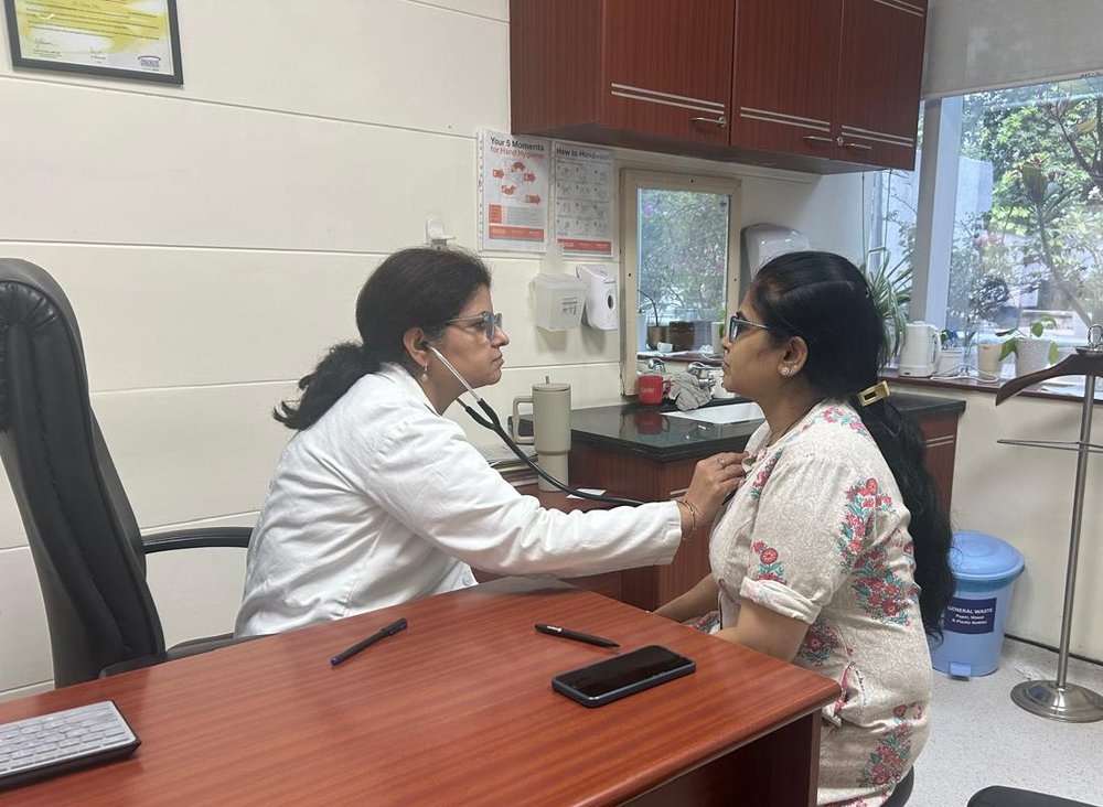 Dr. Seema Dhir examining a patient during a consultation at her Gurgaon clinic